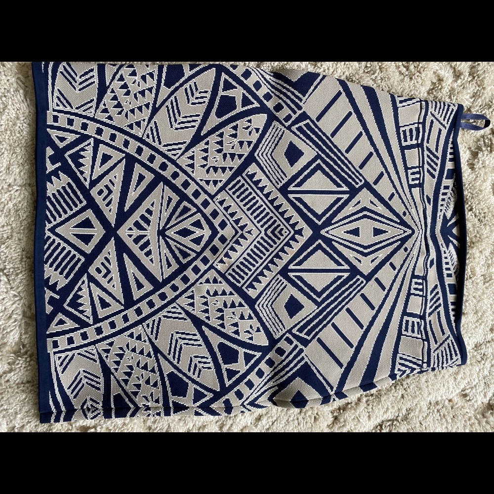 Gorgeous navy and beige BCBG bando skirt